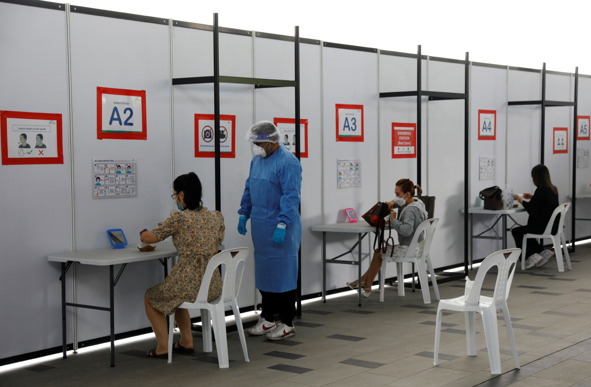 ▲싱가포르에서 지난달 28일  주민들이 항원 신속 검사를 받고 있다. 싱가포르/로이터연합뉴스
