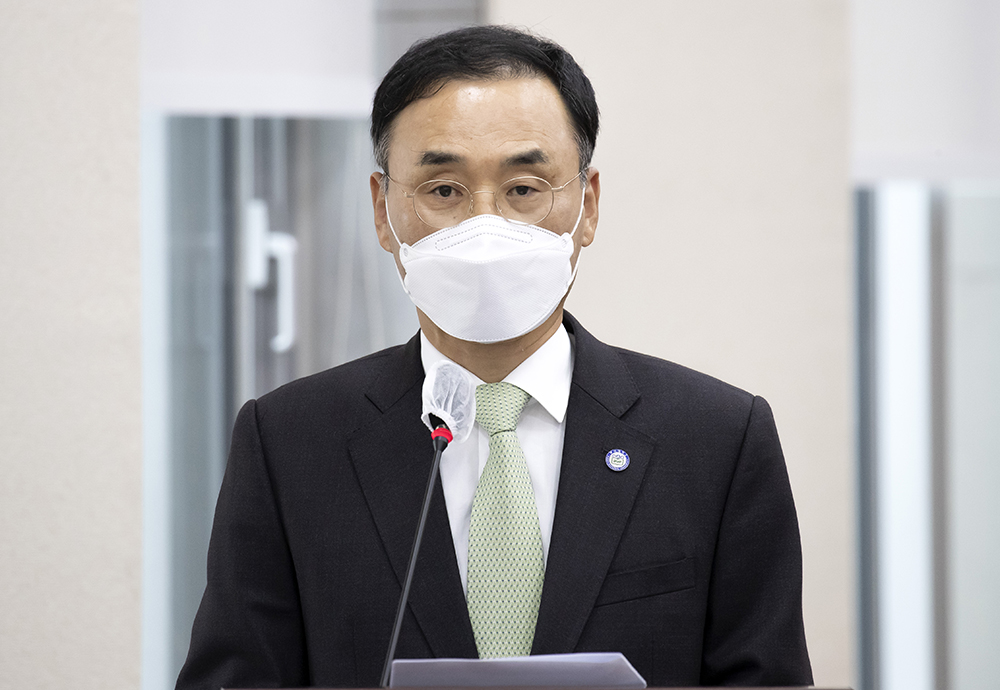 ▲차정인 부산대학교 총장이 19일 서울 여의도 국회에서 열린 교육위원회의 경북대학교, 부산대학교 등에 대한 국정감사에서 업무보고 있다. (국회사진취재단)