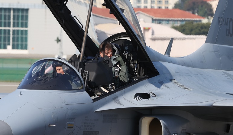 ▲<YONHAP PHOTO-3296> 국산 경공격기 FA-50 타고 행사장 도착한 문 대통령    (성남=연합뉴스) 최재구 기자 = 문재인 대통령이 20일 2021 서울 국제 항공우주 및 방위산업 전시회 기념식 참석을 위해 국산 경공격기 FA-50에 탑승해 경기도 성남시 서울공항에 도착하고 있다. 2021.10.20    jjaeck9@yna.co.kr/2021-10-20 10:07:24/<저작권자 ⓒ 1980-2021 ㈜연합뉴스. 무단 전재 재배포 금지.>