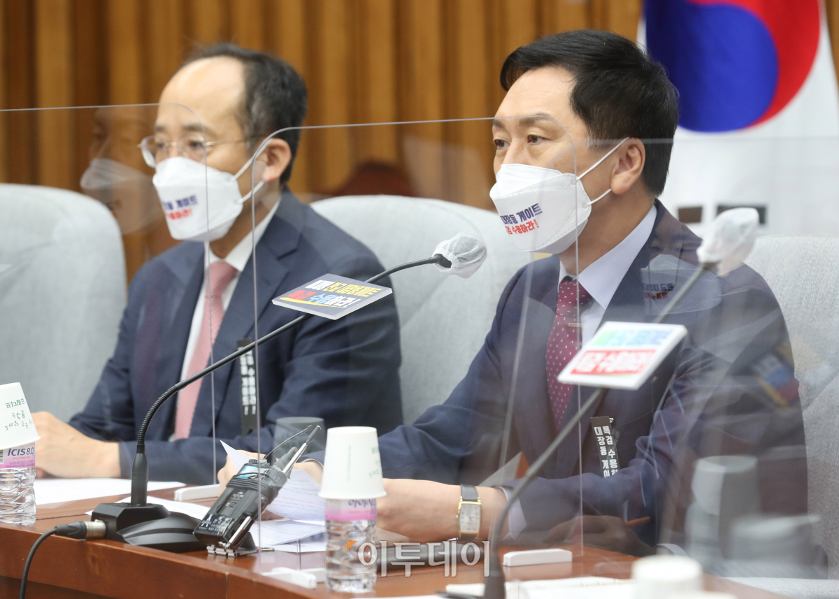 ▲김기현 국민의힘 원내대표(오른쪽)가 19일 오전 서울 여의도 국회에서 열린 국정감사대책회의에서 발언하고 있다. (국회사진취재단)