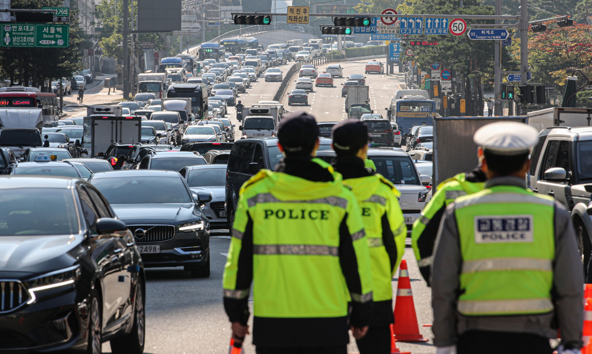 ▲전국민주노동조합총연맹(민주노총)이 총파업을 예고한 20일 오전 서울 중구 신세계백화점 인근에 임시검문소가 설치돼 있다. (뉴시스)