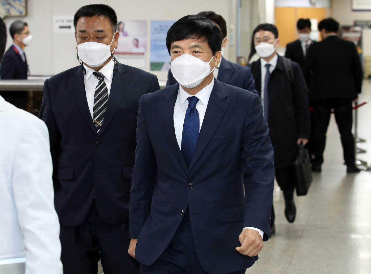 ▲김학의 전 법무부 차관 불법 출국금지 의혹 수사에 외압을 행사한 혐의로 재판에 넘겨진 이성윤 서울 고등검찰청장이 20일 오전 서울 서초구 서울중앙지방법원에서 열린 1차 공판에 출석하고 있다. (뉴시스)