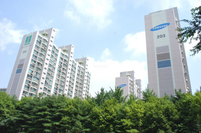 ▲경기 용인시 곳곳에서 주택 정비사업 훈풍이 불고 있다. 재건축 예비안전진단 통과 단지가 늘고 있고, 리모델링 추진 단지도 부쩍 많아졌다. 재건축을 추진 중인 용인시 수지구 풍덕천동 '수지 삼성2차' 아파트 단지 모습. (출처=네이버부동산)