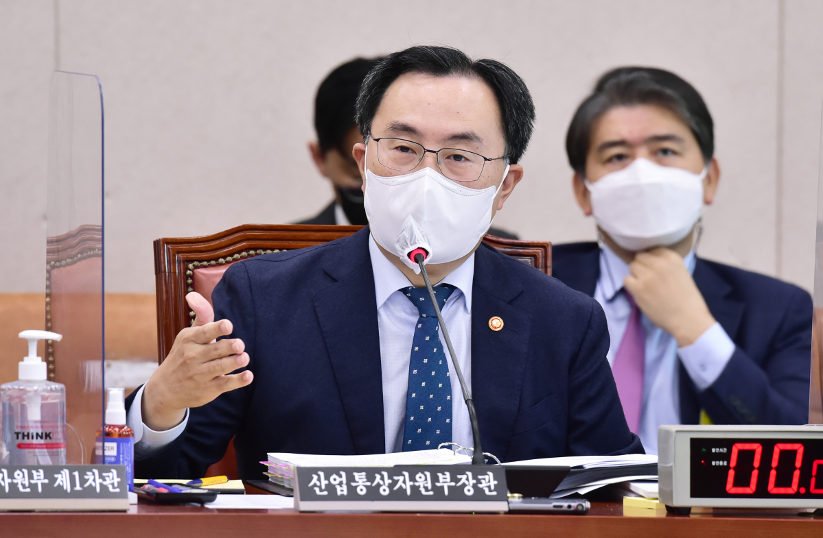 ▲문승욱 산업통상부 장관이 20일 서울 여의도 국회에서 열린 산업통상자원중소벤처기업위원회의 산업통상자원부 등에 대한 국정감사에서 질의에 답변하고 있다. (뉴시스)
