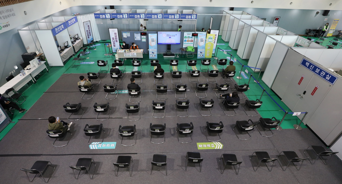 ▲20일 오전 서울 서대문구 북아현문화체육센터 코로나19 예방접종센터에 예방접종센터 종료 안내문이 붙어 있다. (뉴시스)