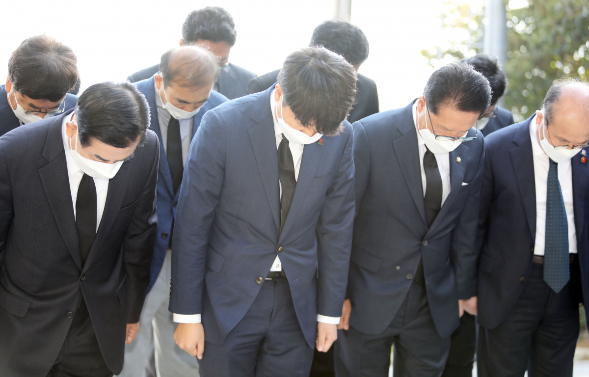 ▲이준석 국민의힘 대표(왼쪽 두번째)가 21일 오전 전남 여수시 만흥동 여순사건 희생자 위령비를 찾아 묵념하고 있다. (연합뉴스)