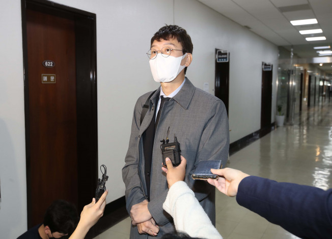 ▲국민의힘 김웅 의원이 20일 서울 여의도 국회에서 열린 환경노동위원회의 환경부·기상청 종합국정감사에 참석하며 취재진의 질문에 답하고 있다. (연합뉴스)