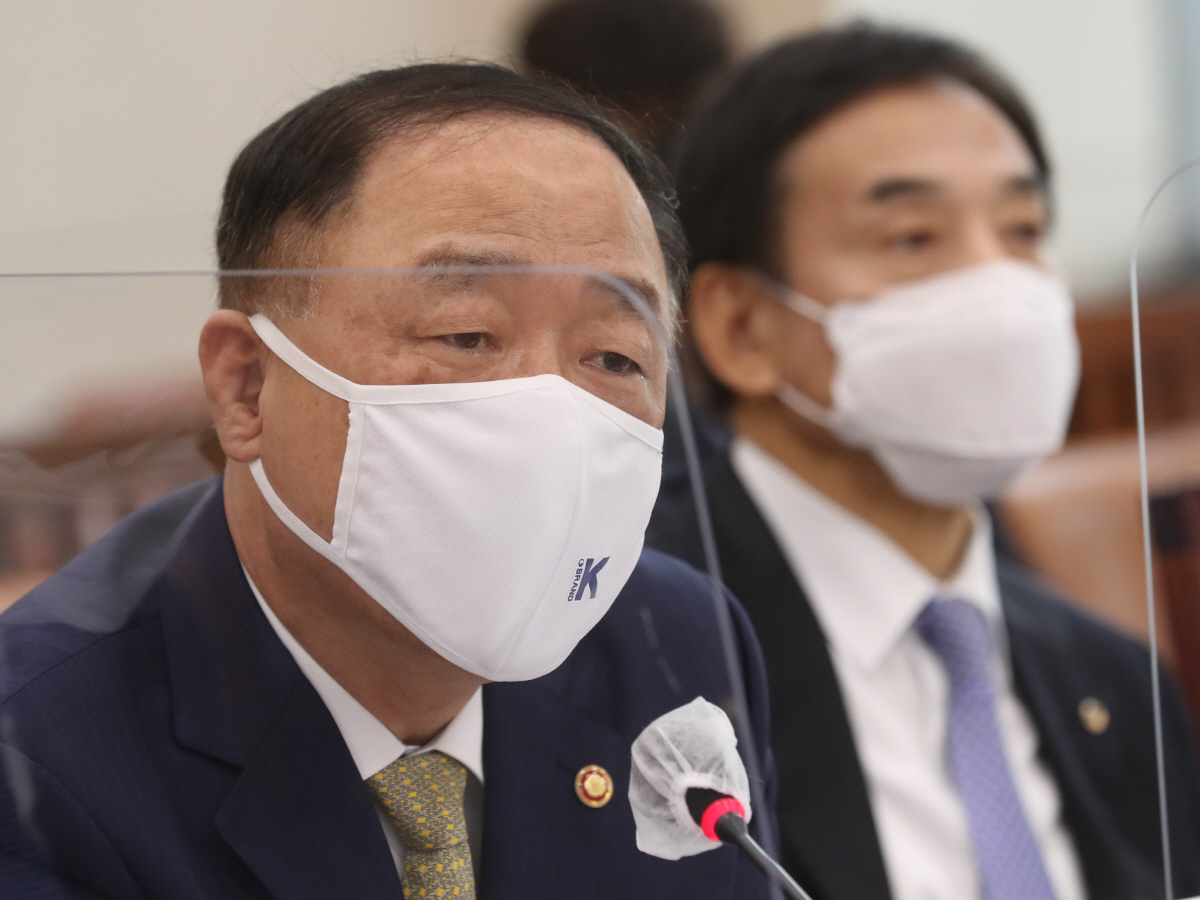 ▲홍남기 경제부총리 겸 기획재정부 장관이 21일 서울 여의도 국회에서 열린 기획재정위원회의 기획재정부, 한국은행 등에 대한 종합감사에서 의원 질의에 답변하고 있다. (뉴시스)