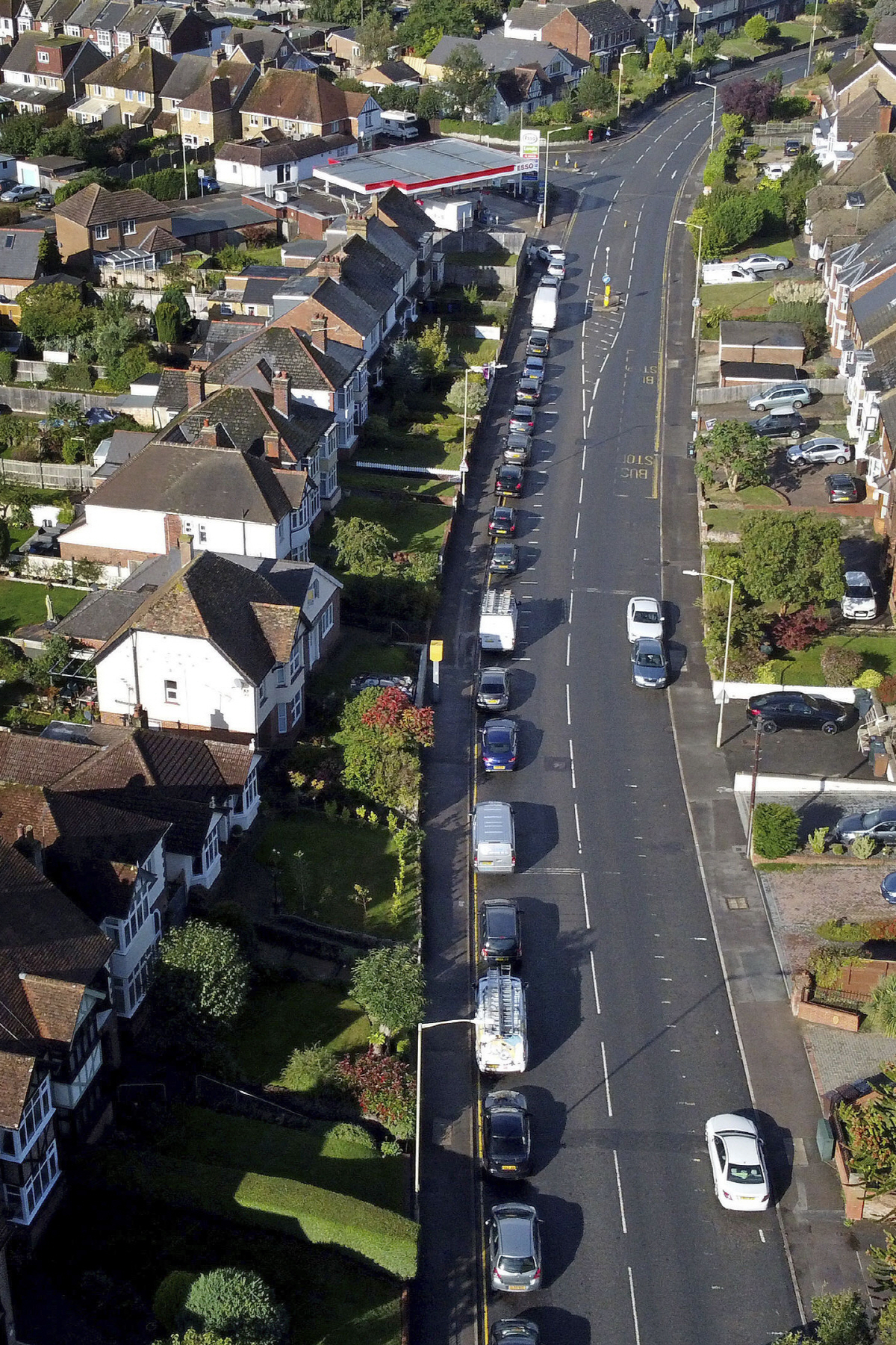 ▲영국 애쉬포드의 한 주유소 앞에 4일 주유를 기다리는 차들이 줄지어 있다. 애쉬포드/AP연합뉴스