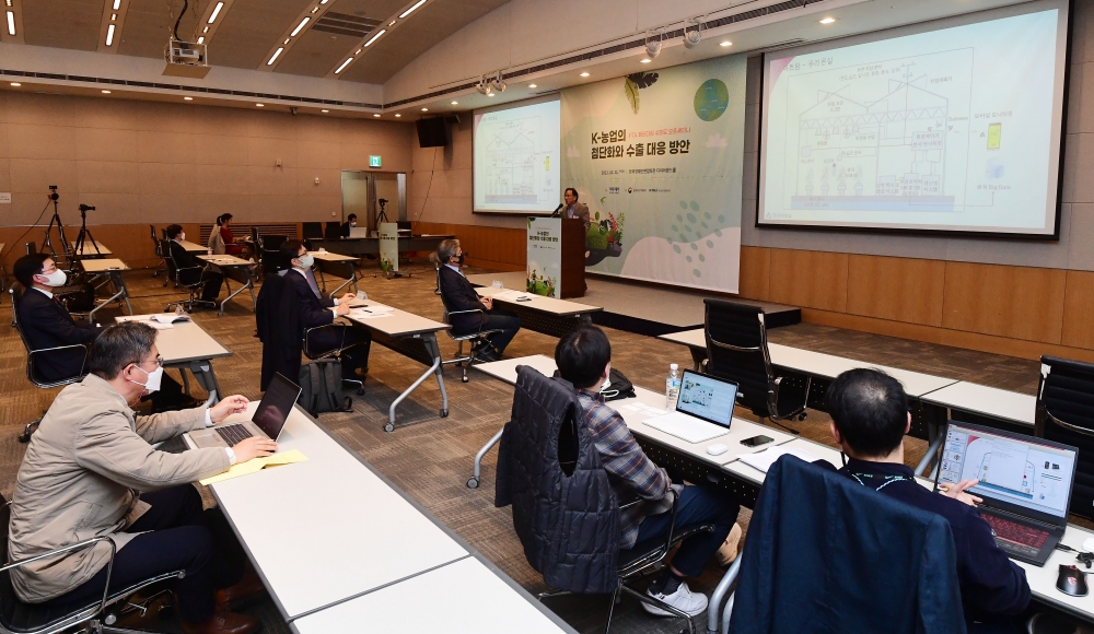 ▲김주원 연암대 차세대농업기술센터장이 21일 서울 여의도 전경련회관 다이아몬드홀에서 열린 'K-농업의 첨단화와 수출 대응 방안' FTA 패러다임 쉬프트 오픈세미나에서 'K-팜의 미래 성장동력, 스마트팜 과제와 미래'를 주제로 발표하고 있다. 이번 행사는 농림축산식품부가 진행하는 '2021 FTA분야 교육·홍보사업' 2차 공모에서 선정된 사업의 일환으로 실효성 높은 관련 정책 홍보를 통해 지속가능한 상생방안을 모색하는 자리다. 고이란 기자 photoeran@