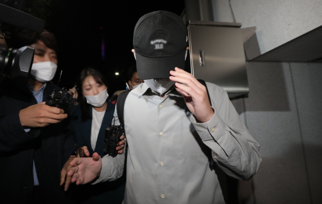 ▲성남시 대장동 개발사업 특혜 의혹을 받는 화천대유로부터 퇴직금 50억원을 받은 곽 의원 아들이 지난 8일 오후 경기남부경찰청에서 조사를 마치고 나오고 있다. (연합뉴스)