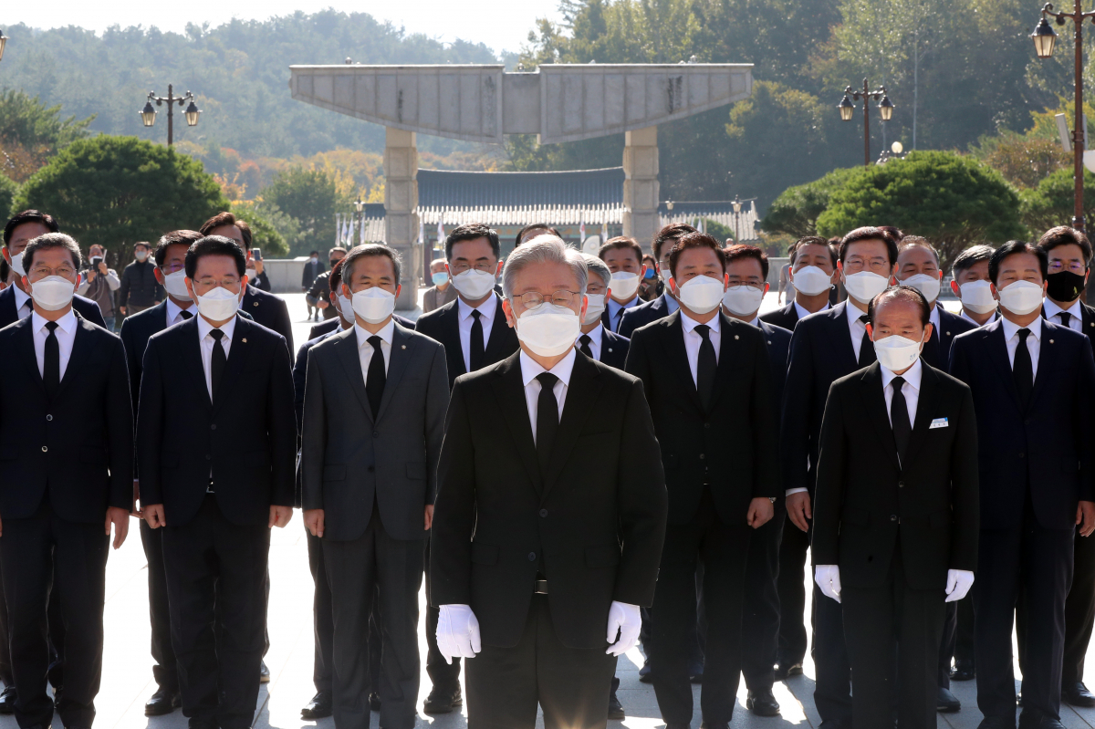 ▲더불어민주당 대선후보가 22일 오전 광주 국립 5·18 민주묘지를 참배하고 있다. (연합뉴스)