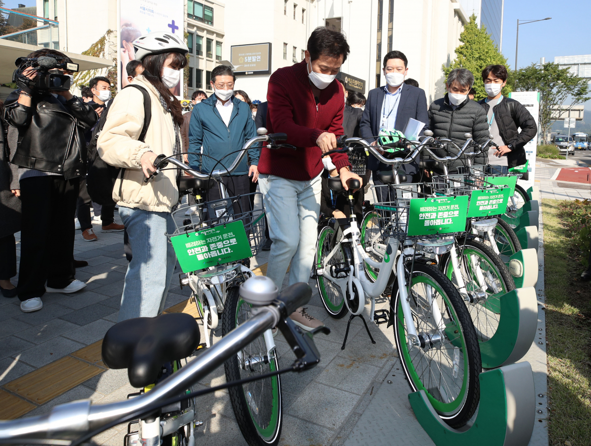 ▲오세훈 서울시장이 22일 오전 서울 중구 도시건축전시관 앞 공공자전거 대여소에서 '따릉이'를 대여한 후 탑승하고 있다. (뉴시스)