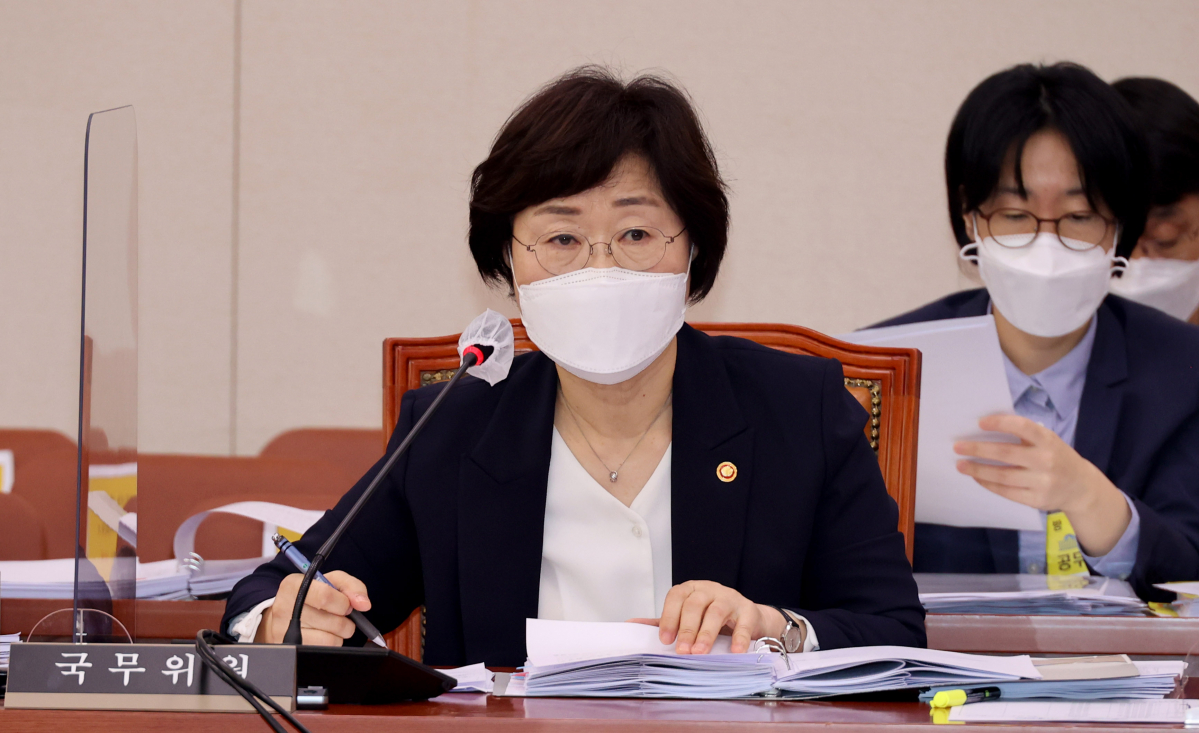 ▲정영애 여성가족부 장관이 22일 서울 여의도 국회에서 열린 여성가족위원회의 여성가족부 등에 대한 국정감사에서 의원 질의에 답변하고 있다. (뉴시스)