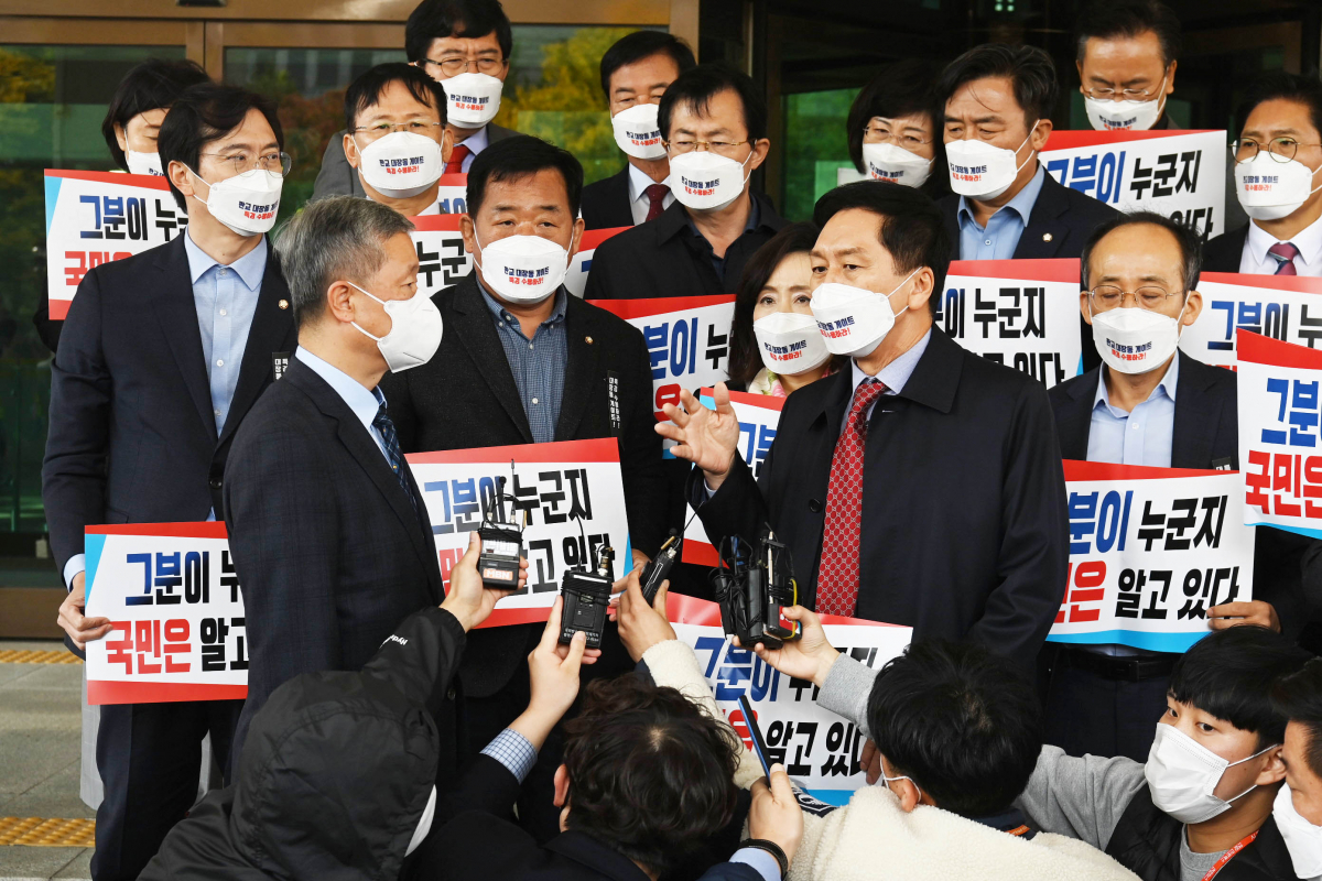 ▲김기현 국민의힘 원내대표와 의원들이 대장동 개발 특혜 의혹에 대한 엄정 수사를 촉구하기 위해 22일 서울 서초구 대검찰청을 항의 방문하고 있다.  (국회사진취재단)