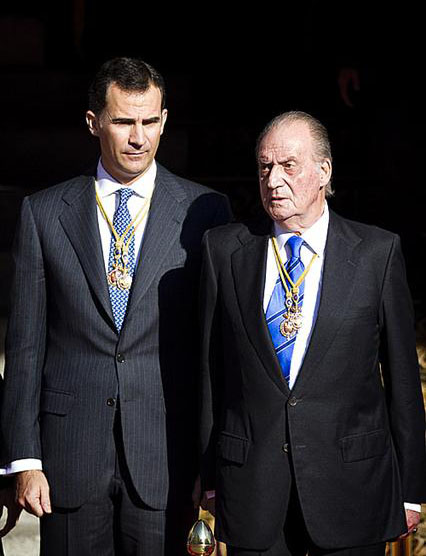 ▲2011년 12월 27일 마드리드 의회 공식 개막 후 자신의 차를 기다리는 카를로스(76, 오른쪽) 국왕과 펠리페 왕세자. (AP(마드리드)/뉴시스)