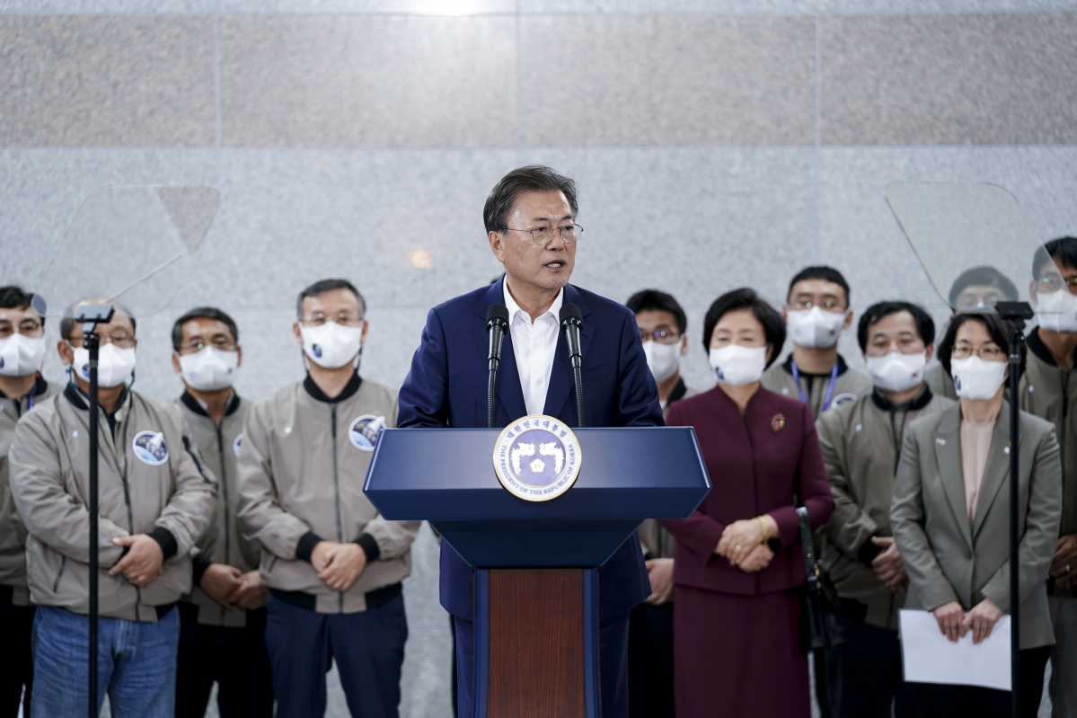 ▲문재인 대통령이 21일 오후 한국형 발사체 '누리호(KSLV-2)'의 발사 참관을 마치고 전남 고흥 나로우주센터 발사통제동에서 대국민 메시지를 발표하고 있다.  (뉴시스)