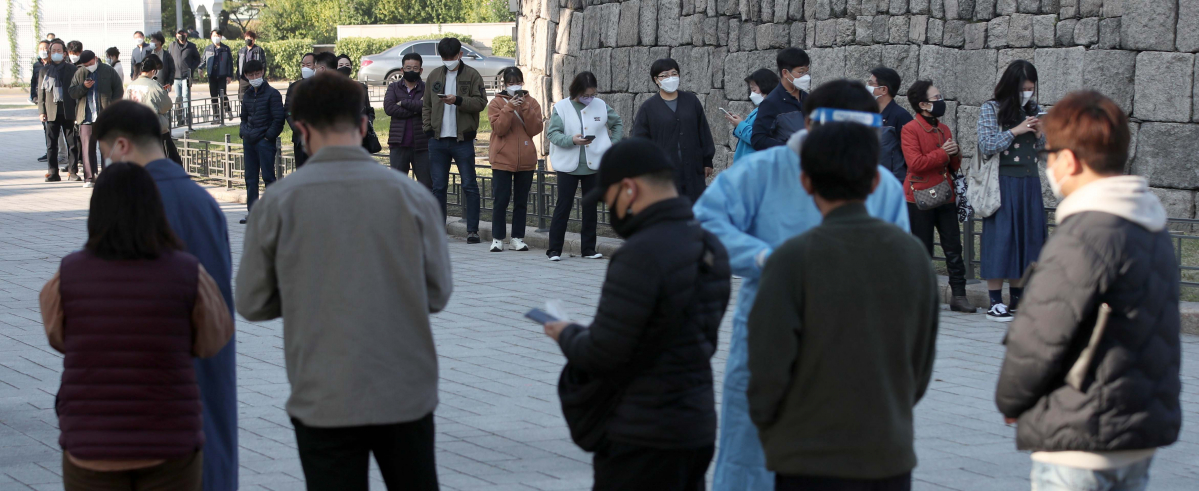 ▲22일 오전 서울 종로구 흥인지문(동대문) 인근에 설치된 선별진료소에서 시민들이 검사를 받기 위해 줄을 서고 있다. (뉴시스)