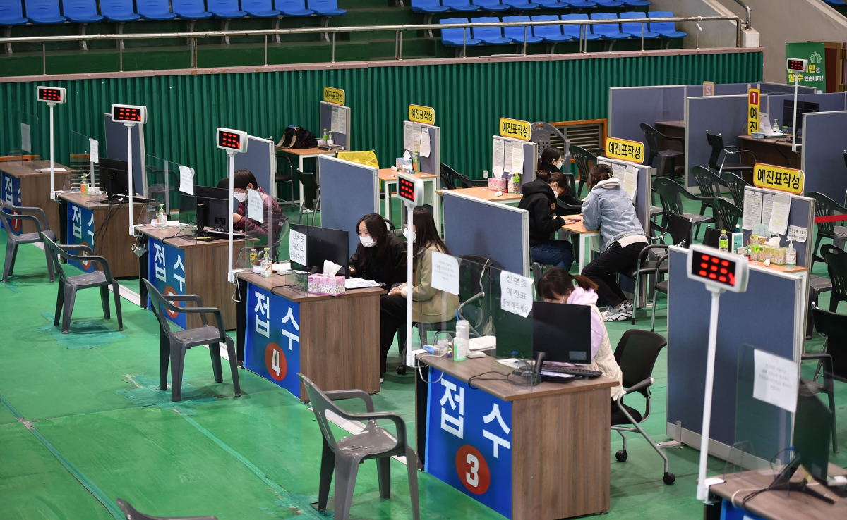 ▲22일 오전 대구 북구 코로나19 예방접종센터가 다소 한산한 모습을 보이고 있다. (뉴시스)