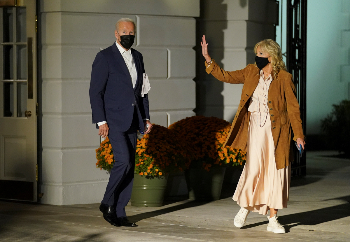 ▲조 바이든 미국 대통령이 질 바이든 여사와 함께 22일(현지시간) 저녁 델라웨어주 윌밍턴 별장에서 주말을 보내기 위해 백악관을 떠나고 있다. 워싱턴D.C./로이터연합뉴스
