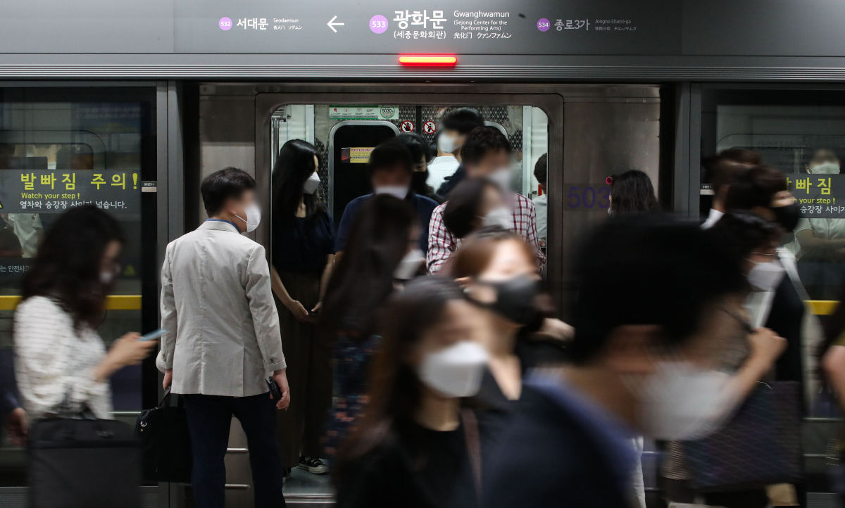 ▲서울 종로구 광화문역에서 직장인들이 출근하고 있다. (뉴시스)