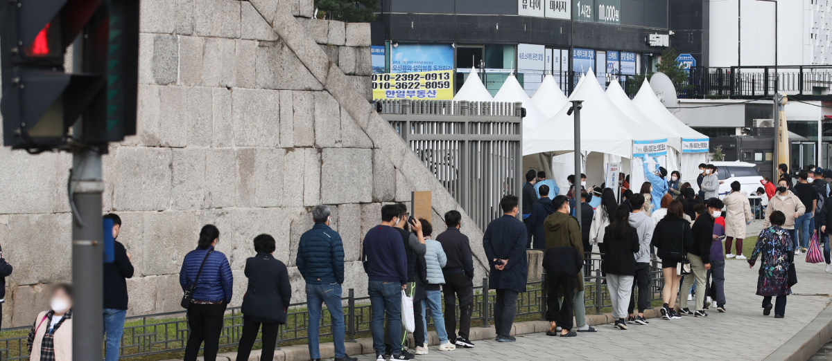 ▲동대문종합시장 관19일 오전 서울 종로구 흥인지문 인근에 설치된 찾아가는 선별진료소에서 시장 종사자들이 검사를 받기 위해 대기하고 있다. (뉴시스)