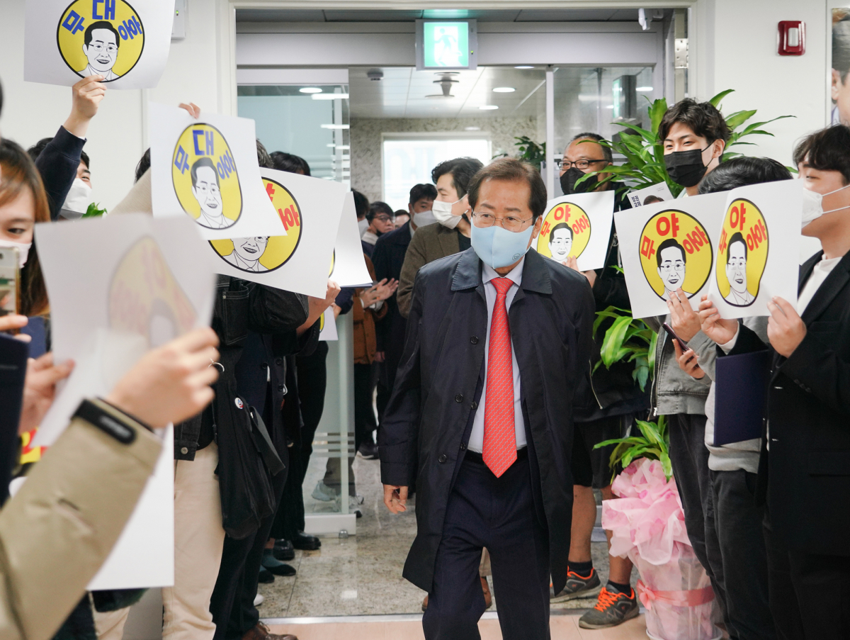 ▲홍준표 국민의힘 대선 경선 후보가 지난 23일 서울 여의도 캠프 사무실에서 열린 2030 자원봉사단 '홍카단' 임명장 수여식이 끝난 뒤 자원봉사단의 환영을 받으며 사무실로 들어서고 있다. (제공=홍준표 후보 캠프)