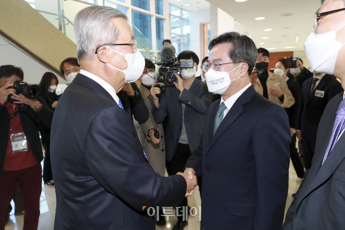 ▲김동연 전 경제부총리(오른쪽)가 24일 오후 서울 마포구 누리꿈스퀘어에서 열린 '새로운 물결(가칭)' 창당 발기인 대회에서 김종인 전 국민의힘 비상대책위원장과 악수하고 있다. (국회사진취재단)