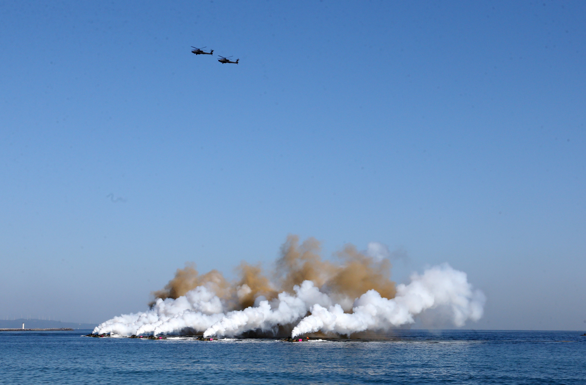 ▲26일 경북 포항시 북구 송라면 해안에서 열린 호국훈련에서 해병대 한국형돌격장갑차(KAAV)가 연막탄을 터뜨리며 돌진하는 가운데 헬기가 떠 있다. (연합뉴스)