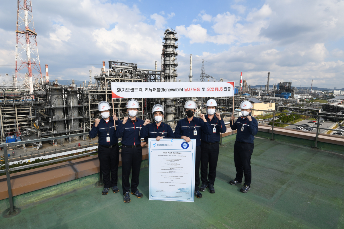 ▲SK 울산CLX에서 구성원들이 ISCC PLUS 인증 획득과 리뉴어블 납사 도입을 기념해 사진촬영을 하고 있다. (사진제공=SK지오센트릭)