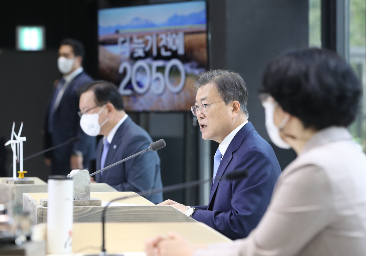 ▲문재인 대통령이 18일 서울 용산구 노들섬다목적홀에서 열린 2050 탄소중립위원회 제2차 전체회의에 참석해 발언하고 있다. (뉴시스)