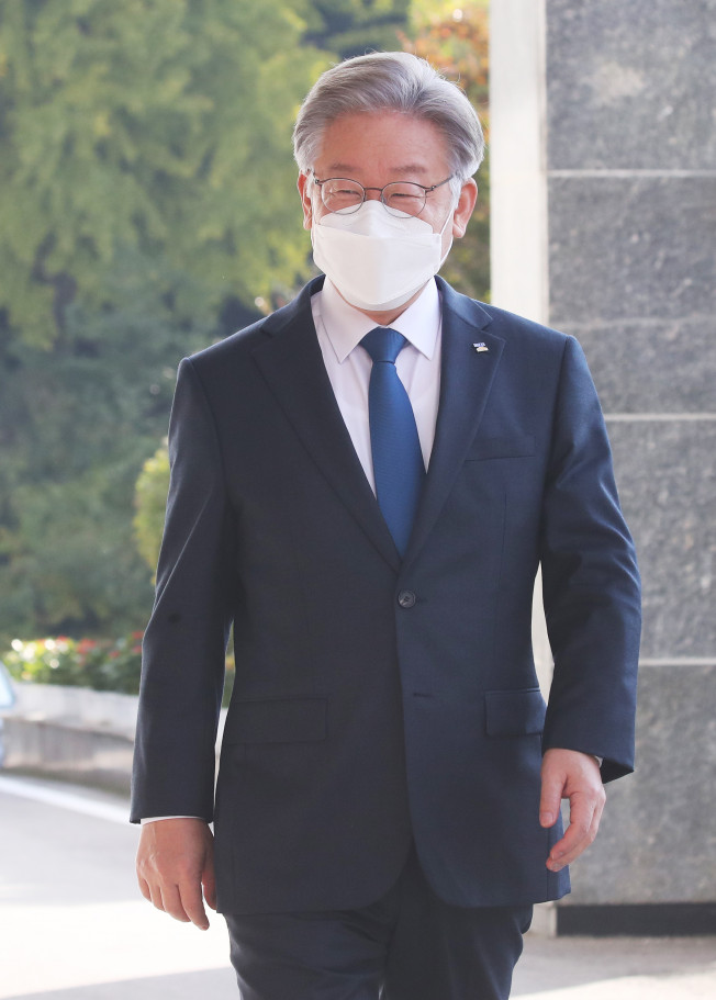 ▲더불어민주당 대선 후보인 이재명 경기도지사가 25일 오전 경기도 수원시 경기도청으로 출근하며 미소를 짓고 있다. 이 후보는 이날 오전 경기도청에서 기자회견을 열어 경기도지사직에서 중도 사퇴한다.  (연합뉴스)