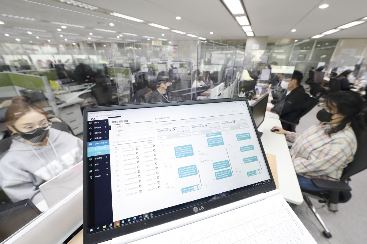 ▲서울시 동작구의 KT 고객센터에서 직원들이 AI 상담 내용을 모니터링 하고 있다. (사진제공=KT)