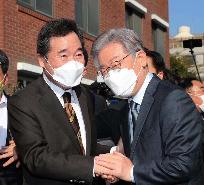 ▲더불어민주당 대선 후보인 이재명 경기도지사가 24일 오후 이낙연 전 대표와 회동하는 서울 종로구 안국동 한 찻집에 먼저 도착, 이 전 대표를 맞이하고 있다. (연합뉴스)