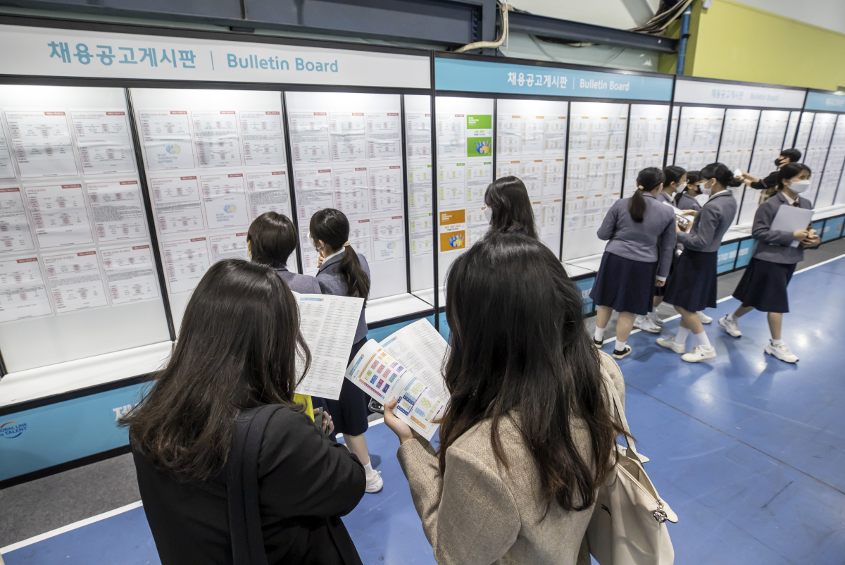 ▲21일 서울 강남구 세텍(SETEC) 전시장에서 열린 제16회 외국인투자기업채용박람회에서 참석자들이 채용공고게시판을 보고 있다. (사진제공=연합뉴스)