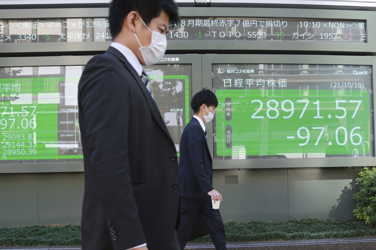 ▲일본 시민들이 18일 증시 현황판 앞을 지나고 있다. 도쿄/AP뉴시스
