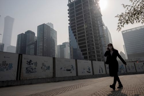 ▲중국 베이징에 위치한 중심업무지구(CBD)를 25일 한 여성이 지나가고 있다. 베이징/로이터연합뉴스
