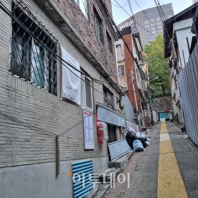 ▲경사진 골목길을 따라 쪽방 건물들이 줄지어 있다. (박민웅 기자 pmw7001@)