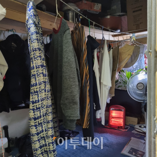 ▲한 평 남짓한 쪽방에 마르지 않은 빨래가 가득 널려있다. (박민웅 기자 pmw7001@)