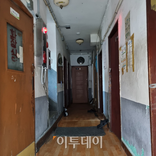 ▲한 건물에 십여 명이 모여 살지만 화장실은 단 한 개 뿐이다. (박민웅 기자 pmw7001@)