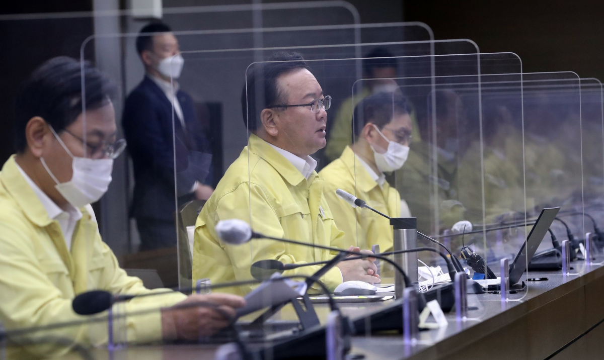 ▲김부겸 국무총리(중앙재난안전대책본부장)가 26일 오전 정부세종청사에서 열린 코로나19 중대본 회의에서 모두발언을 하고 있다. (뉴시스)