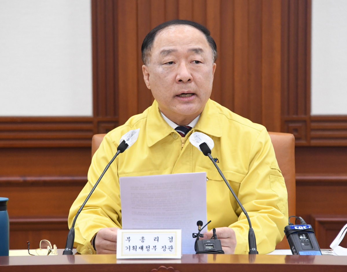 ▲홍남기 부총리 겸 기획재정부 장관이 10월 26일 서울 광화문 정부서울청사에서 열린 '제47차 비상경제 중앙대책본부 회의'를 주재, 모두발언을 하고 있다. (사진제공=기획재정부)