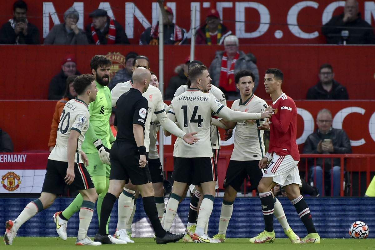 ▲25일(한국시간) 영국 맨체스터 올드트래포드에서 열린 리버풀과의 경기에서 크리스티아누 호날두가 비신사적인 행동으로 리버풀 선수들의 항의를 받고 있다.(AP/뉴시스)
