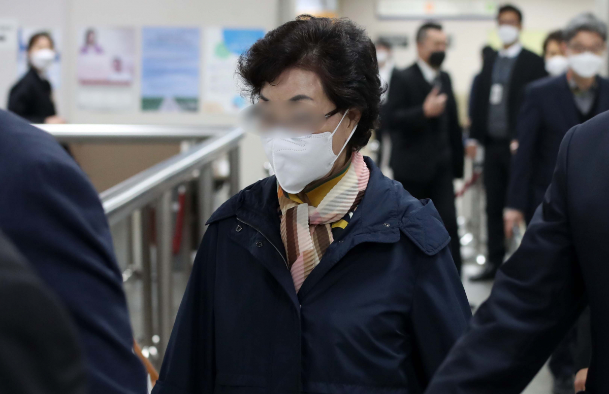 ▲불법 요양병원을 운영하면서 수십억원대 요양급여를 부정수급한 혐의로 재판에 넘겨진 윤석열 전 검찰총장의 장모 최 모씨가 26일 오전 서울 서초구 서울고법에서 열린 항소심 3차 공판에 출석하고 있다. (뉴시스)