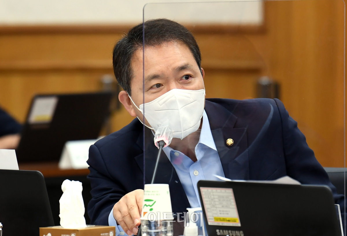 ▲13일 오전 충남 계룡대 육군본부에서 열린 국회 국방위원회의 국정감사에서 국민의힘 성일종 의원이 질의하고 있다. (국회사진취재단)