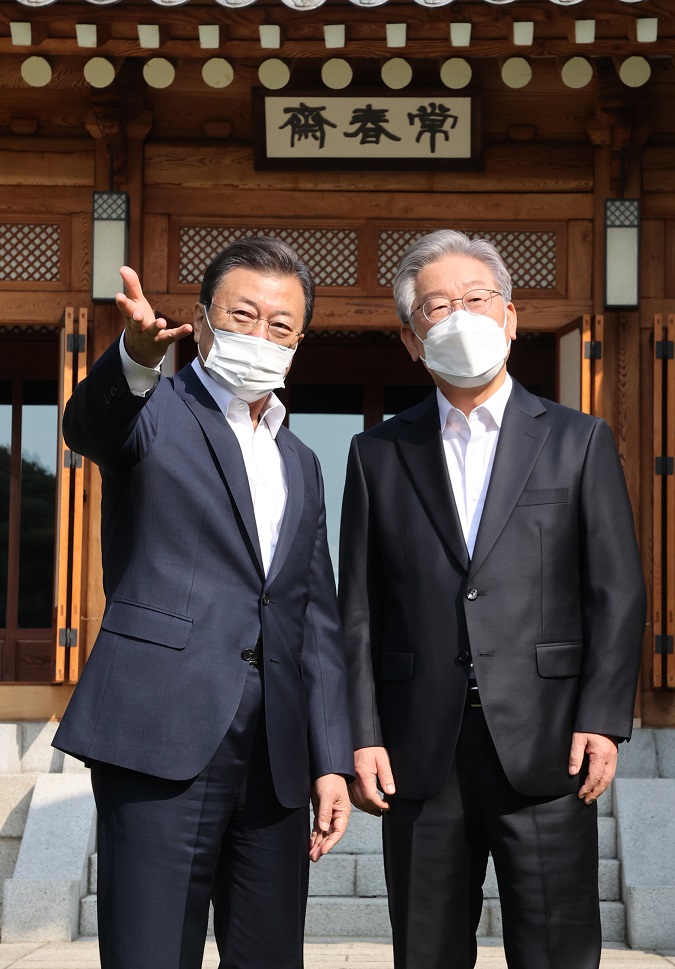 ▲<YONHAP PHOTO-1813> 환담하는 문재인 대통령과 이재명 후보 (서울=연합뉴스) 최재구 기자 = 문재인 대통령이 26일 청와대 상춘재에서 더불어민주당 이재명 대통령 후보와 환담하고 있다. 2021.10.26 jjaeck9@yna.co.kr/2021-10-26 11:50:10/<저작권자 ⓒ 1980-2021 ㈜연합뉴스. 무단 전재 재배포 금지.>