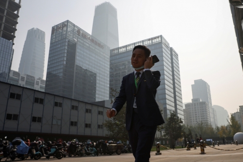 ▲중국 베이징의 중심상업업무지구(CBD) 앞으로 한 남성이 지나가고 있다. 베이징/로이터연합뉴스
