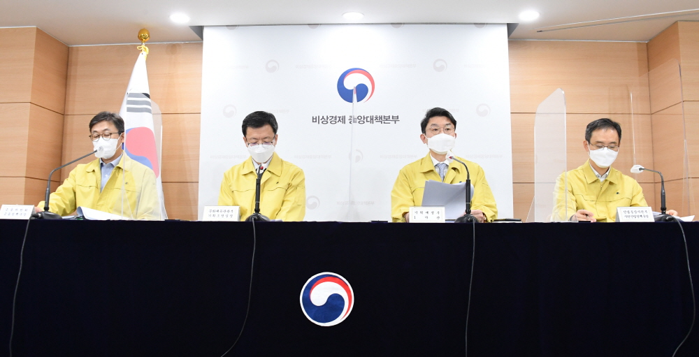 ▲이억원 기획재정부 1차관이 10월 26일 서울 광화문 정부서울청사에서 열린 '제47차 비상경제 중대본 회의 정례브리핑'에서 주요내용을 발표하고 있다. 왼쪽부터 권대영 금융위원회 금융정책국장, 김현환 문화체육관광부 기획조정실장, 이억원 차관, 유법민 산업통상자원부 자원산업정책국장. (사진제공=기획재정부)