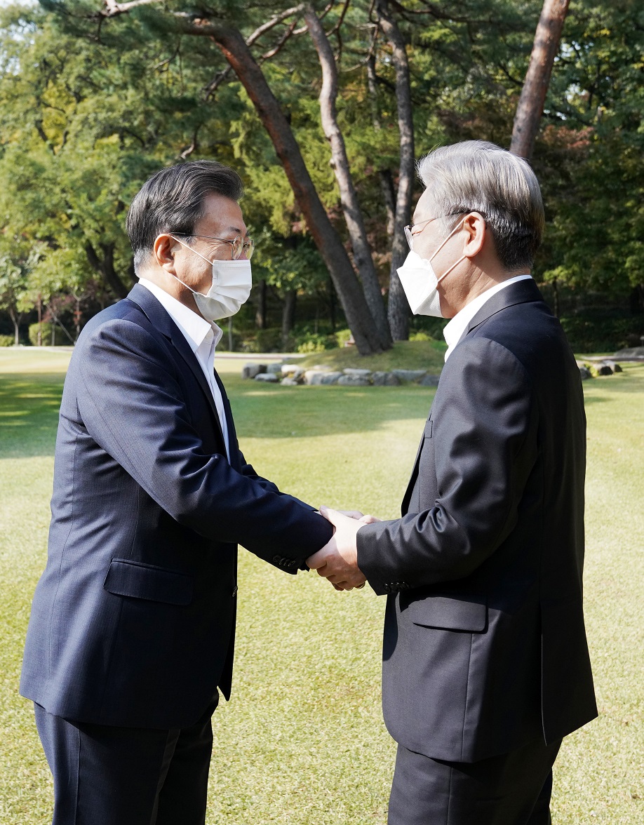 ▲문재인 대통령이 26일 청와대 상춘재에서 더불어민주당 이재명 대선후보와 인사하고 있다. (연합뉴스)