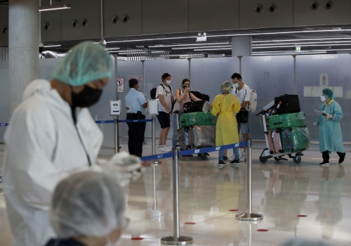 ▲태국 방콕의 수완나폼 공항에 25일(현지시간) 도착한 사람들이 보건 당국 직원들의 안내를 받고 있다. 방콕/EPA연합뉴스
